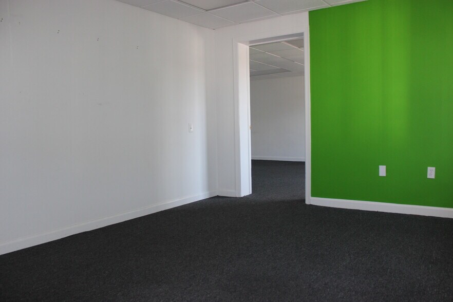 2348 Whitney Ave, Hamden, CT à louer - Photo intérieure - Image 2 de 27