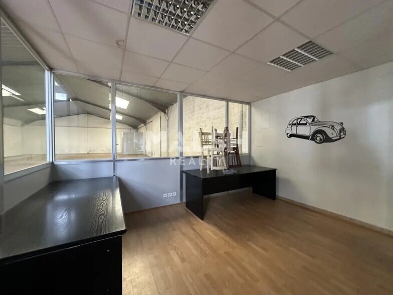 Flex in Trévoux for lease - Interior Photo - Image 3 of 4