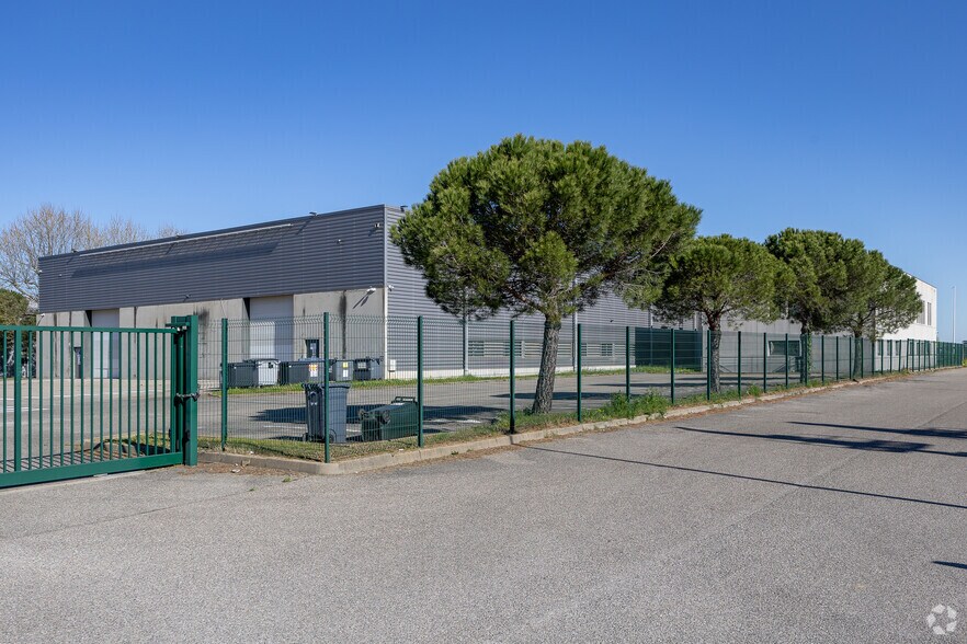 Flex in Saint-Priest for lease - Building Photo - Image 2 of 2