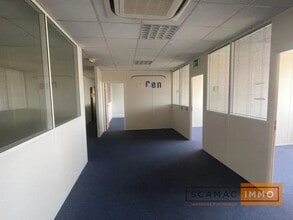 Industrial in Chilly-Mazarin for lease Interior Photo- Image 2 of 2