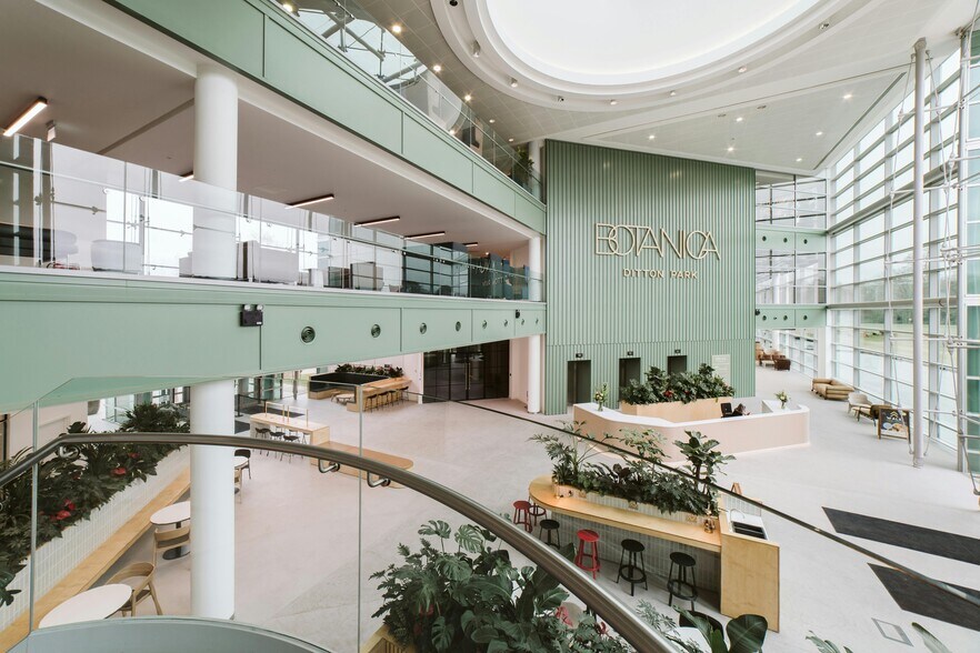 Riding Court Rd, Slough à louer - Photo du bâtiment - Image 3 de 12