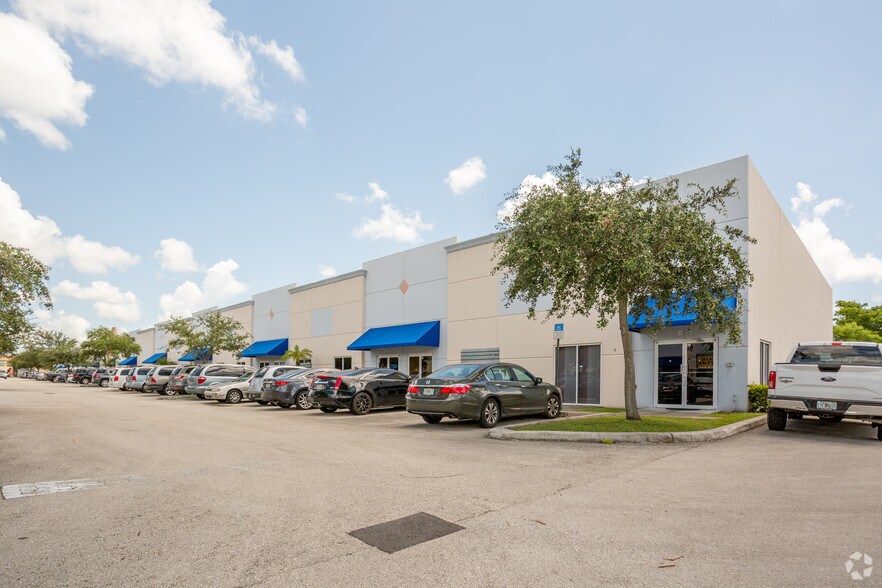 4960 NW 165th St, Miami, FL à vendre - Photo du bâtiment - Image 2 de 101