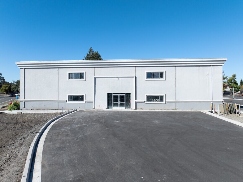 5801 Redwood Dr, Rohnert Park, CA à louer - Photo du bâtiment - Image 2 de 9