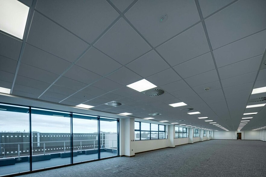 Unit E Greenlight Burnt Meadow Road, Redditch for lease - Building Photo - Image 3 of 6