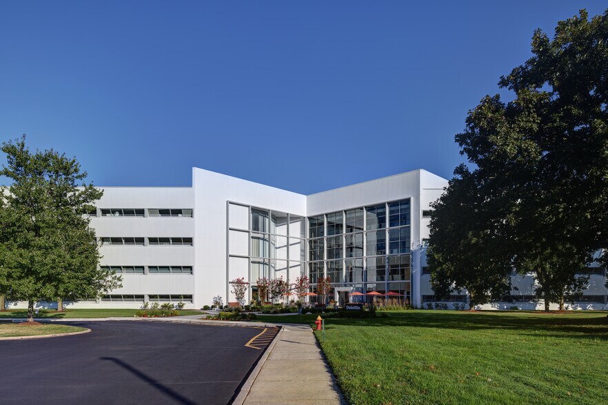 500 College Rd E, Princeton, NJ à louer - Photo du bâtiment - Image 2 de 22