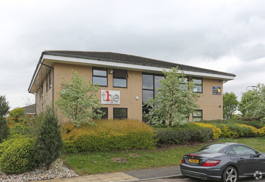 43-44 Commerce Rd, Peterborough for lease - Building Photo - Image 2 of 6