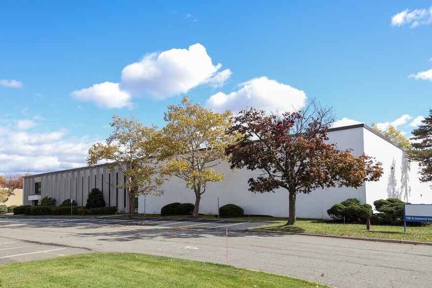 135 W Commercial Ave, Moonachie, NJ à louer - Photo du bâtiment - Image 1 de 9