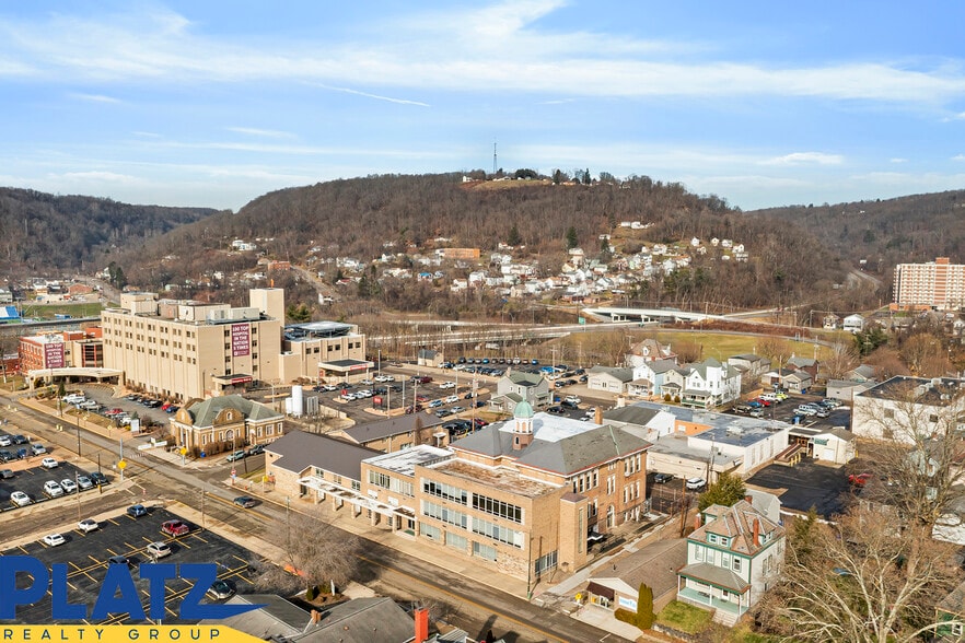 335 W 5th St, East Liverpool, OH à vendre - Photo du bâtiment - Image 3 de 27
