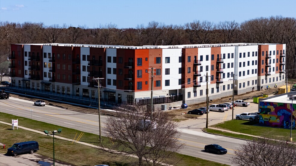 43700 Van Dyke Ave, Sterling Heights, MI à louer - Photo du bâtiment - Image 3 de 7