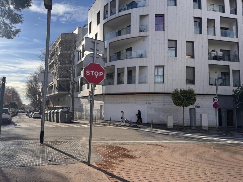 Immeuble residentiel dans Esplugues de Llobregat, Barcelona à vendre - Photo du bâtiment - Image 3 de 5