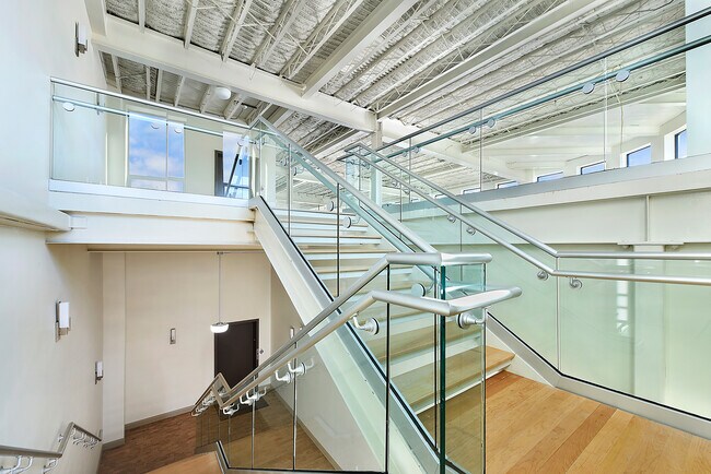 Plus de détails pour 200 N Highland Ave, Pittsburgh, PA - Bureau/Commerce de détail, Commerce de détail à louer