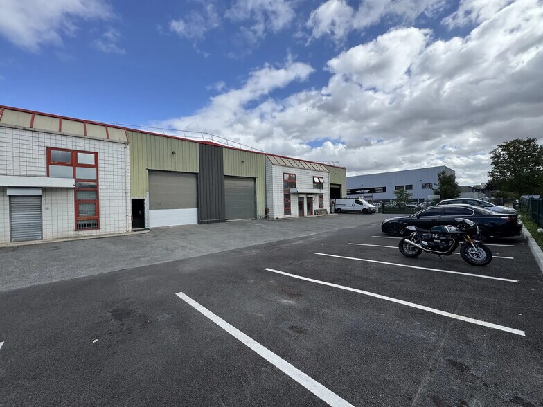 Flex in Sartrouville for lease - Building Photo - Image 1 of 11