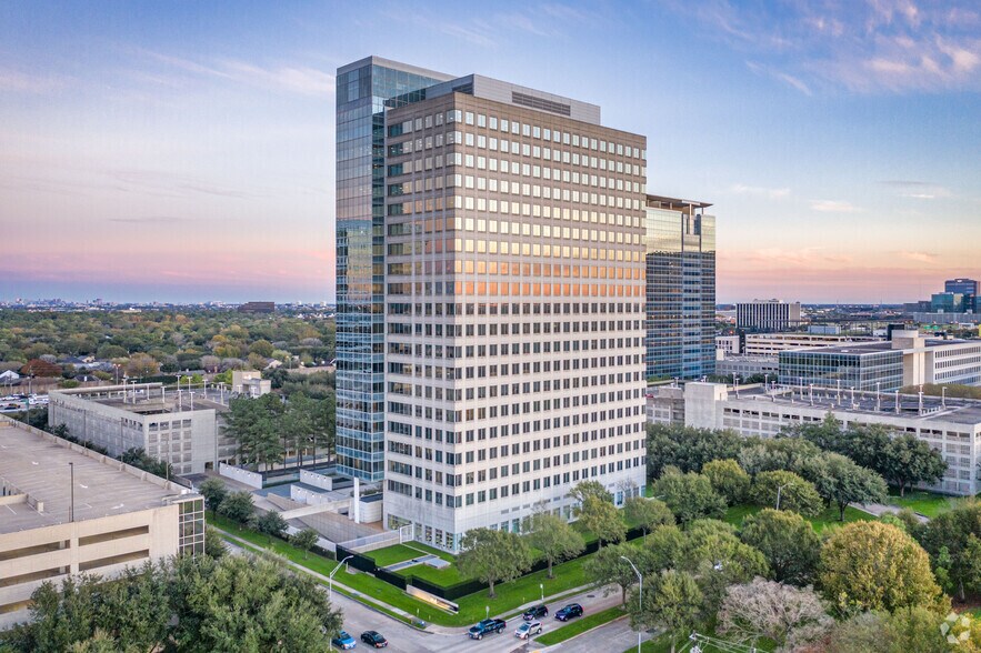 2107 CityWest Blvd, Houston, TX à louer - Photo du bâtiment - Image 2 de 5