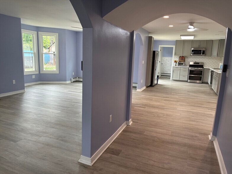 9 Loomis St, Winsted, CT à vendre - Photo du bâtiment - Image 3 de 6