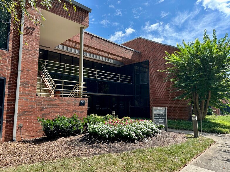 6520 Airport Center Dr, Greensboro, NC à louer - Photo du bâtiment - Image 1 de 5