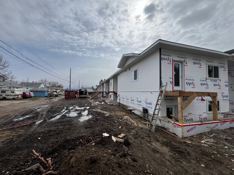 5014 53 St, Camrose, AB à vendre - Photo du bâtiment - Image 2 de 12