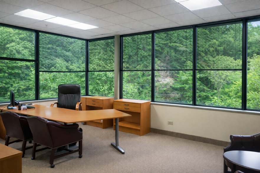 33 Rock Hill Rd, Bala Cynwyd, PA à louer - Photo du bâtiment - Image 2 de 11