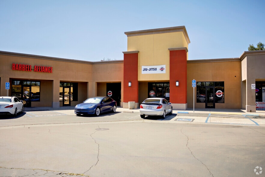 2001-2055 Tully Rd, Modesto, CA for lease - Primary Photo - Image 1 of 5