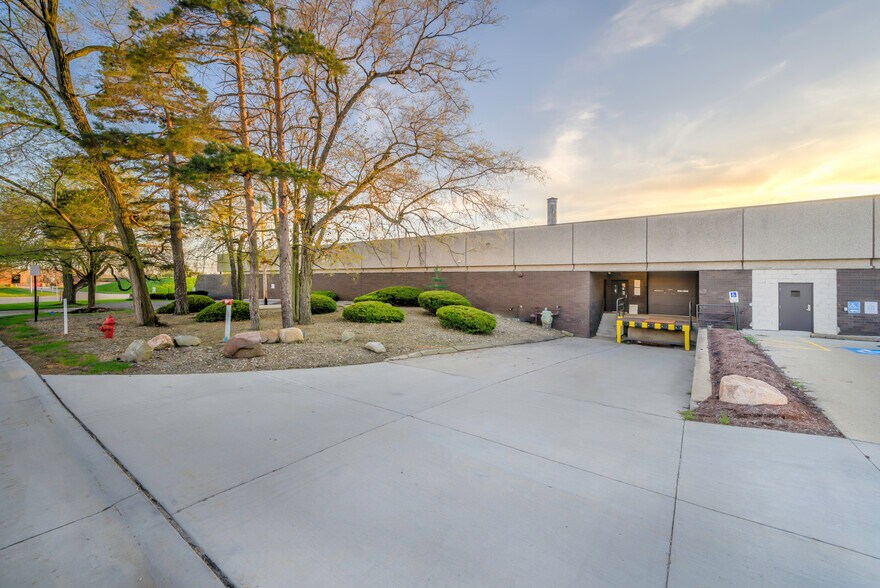 26111 Miles Rd, Bedford Heights, OH à louer - Photo du bâtiment - Image 3 de 4