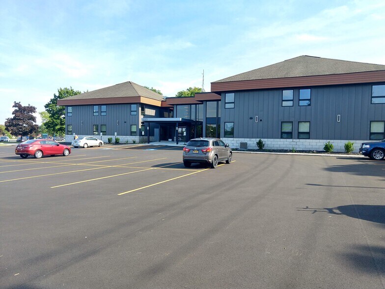 300 White Spruce Blvd, Rochester, NY à louer - Photo du bâtiment - Image 2 de 2