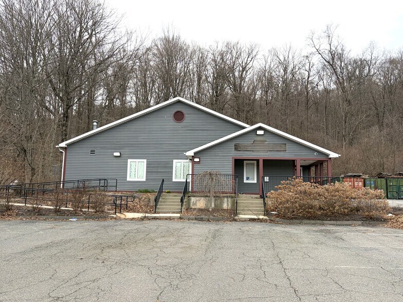 562 Rubber Ave, Naugatuck, CT à louer - Photo principale - Image 1 de 9