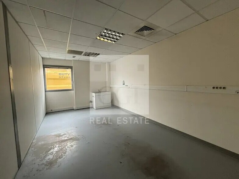 50 Rue Jean Zay, Saint-Priest for lease - Interior Photo - Image 2 of 13