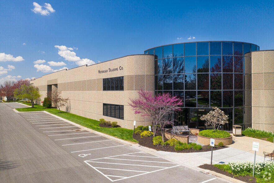 15600-15618 W 99th St, Lenexa, KS à louer - Photo du bâtiment - Image 1 de 7