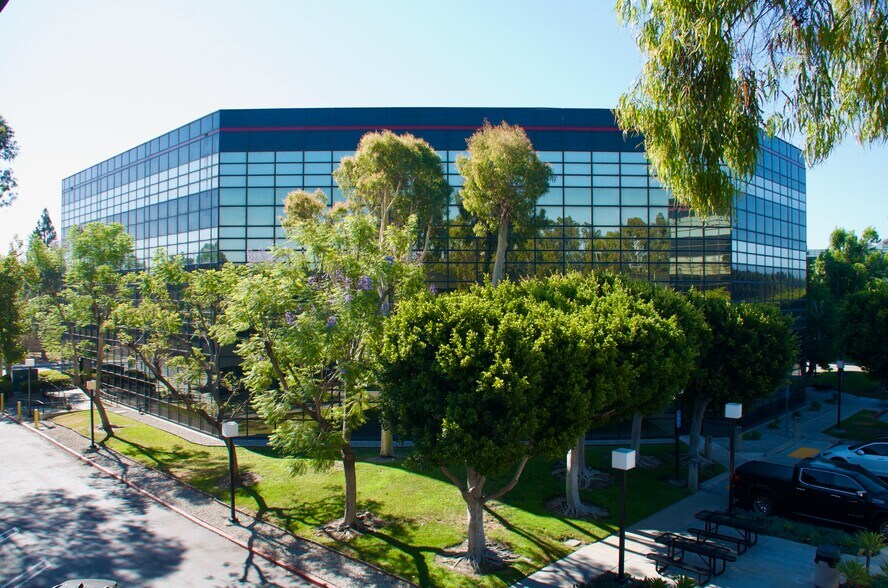 1501 Hughes Way, Long Beach, CA à louer - Photo du bâtiment - Image 3 de 30