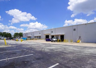 7600 Kingspointe Pky, Orlando, FL for lease Building Photo- Image 2 of 3