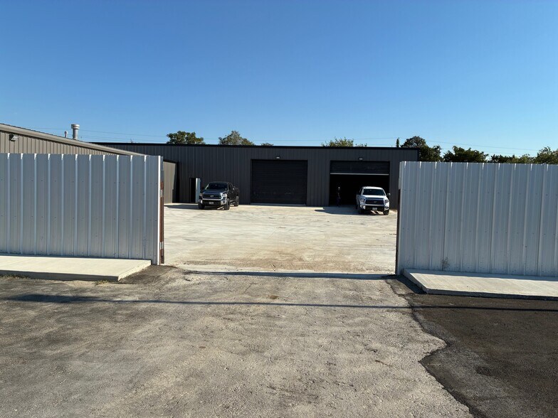 3416-3418 Andtree Blvd, Austin, TX à louer - Photo du bâtiment - Image 3 de 4