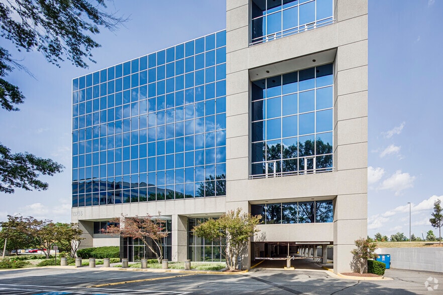 13755 Sunrise Valley Dr, Herndon, VA for lease - Building Photo - Image 3 of 19