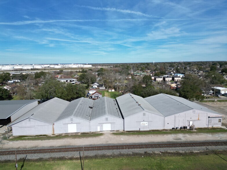 1050 Detroit Ave, Nederland, TX for lease - Building Photo - Image 3 of 23