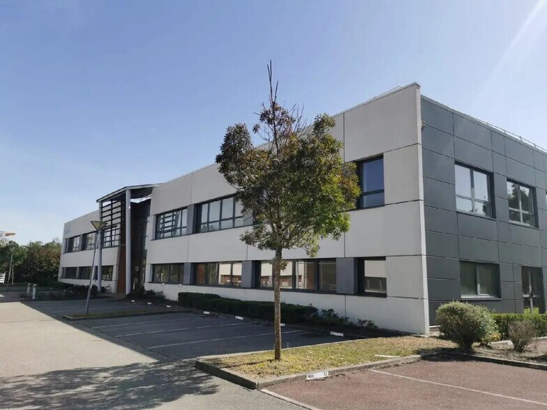 Bureau dans Saint-Priest à louer - Photo du bâtiment - Image 2 de 9