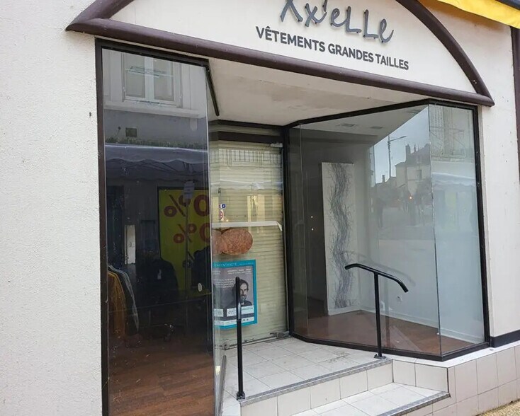 Commerce de détail dans Sablé-sur-Sarthe à louer - Photo du bâtiment - Image 1 de 6