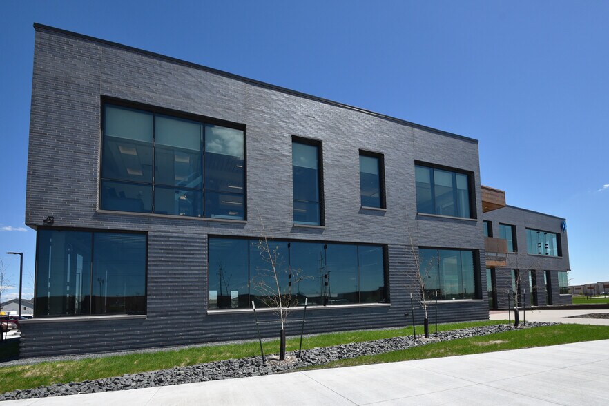 5651 38th St S, Fargo, ND à louer - Photo du bâtiment - Image 2 de 9