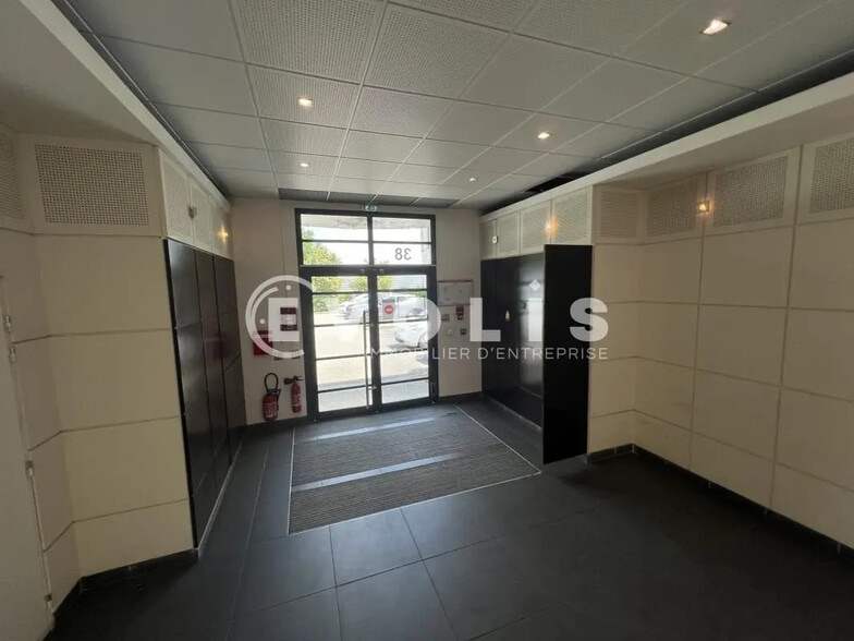 Office in Créteil for lease - Lobby - Image 3 of 15