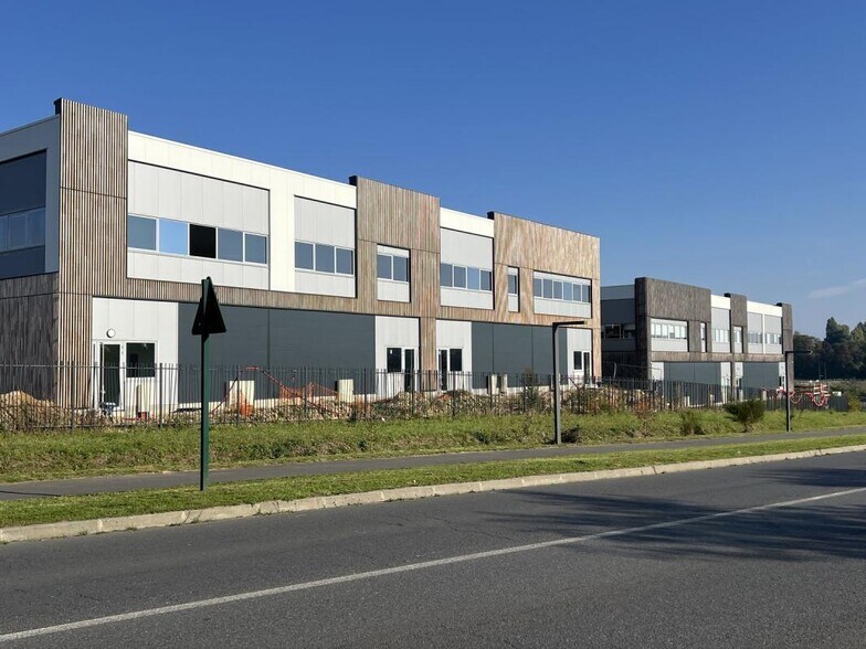 Flex in Louvres for lease - Building Photo - Image 2 of 4