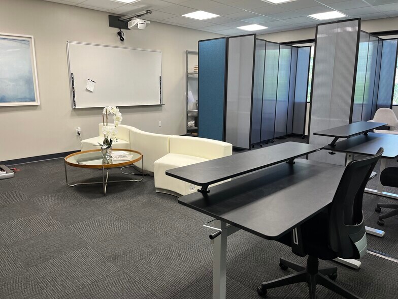 2501 E Chapman Ave, Fullerton, CA à louer - Photo intérieure - Image 2 de 13