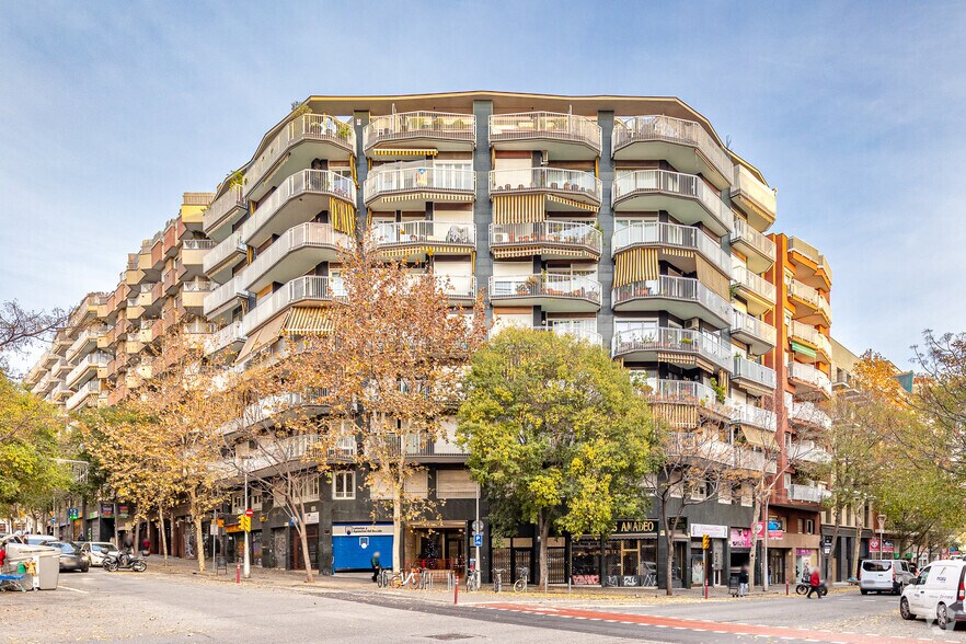 Immeuble residentiel dans Barcelone, Barcelona à vendre - Photo principale - Image 1 de 2