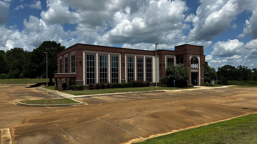 100 Pioneer Way, Magee, MS à louer - Photo du bâtiment - Image 2 de 4