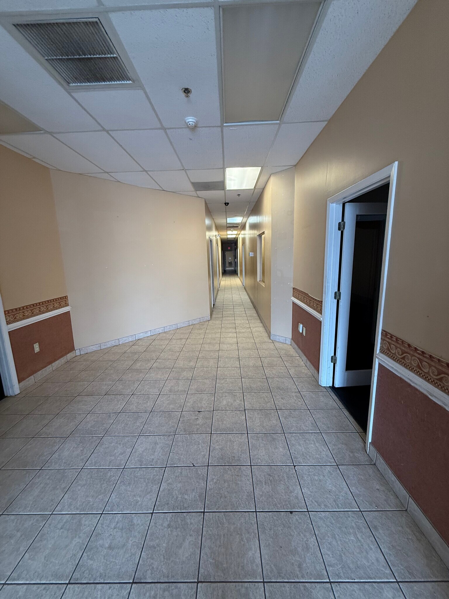 5011-5287 Edgewater Dr, Orlando, FL for lease Interior Photo- Image 1 of 16