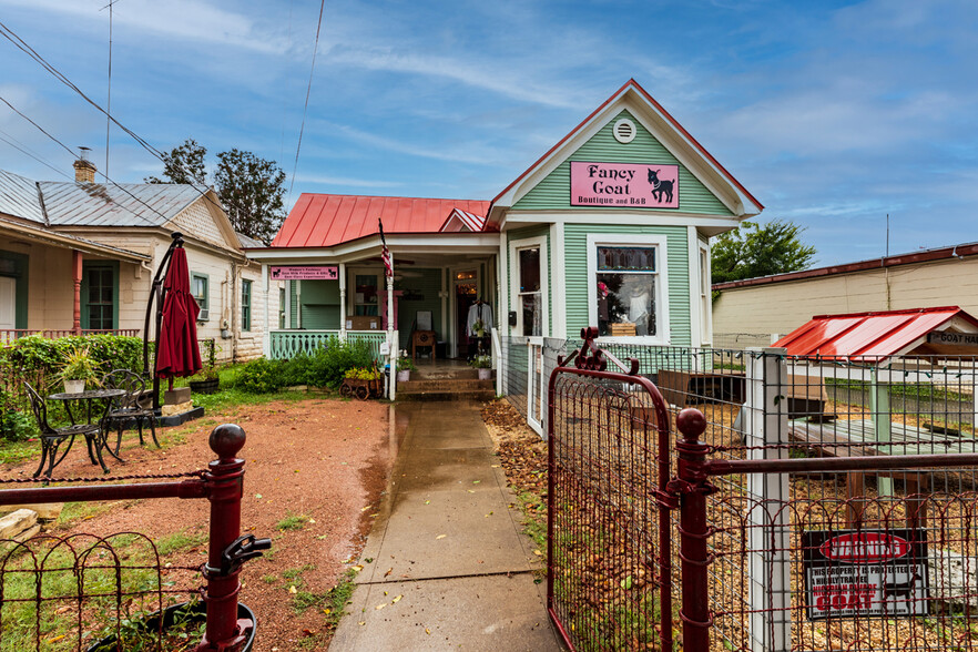 411 E Main St, Fredericksburg, TX à vendre - Photo du bâtiment - Image 1 de 1