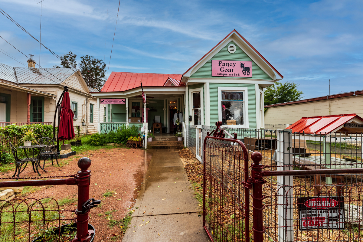 411 E Main St, Fredericksburg, TX à vendre Photo du bâtiment- Image 1 de 1