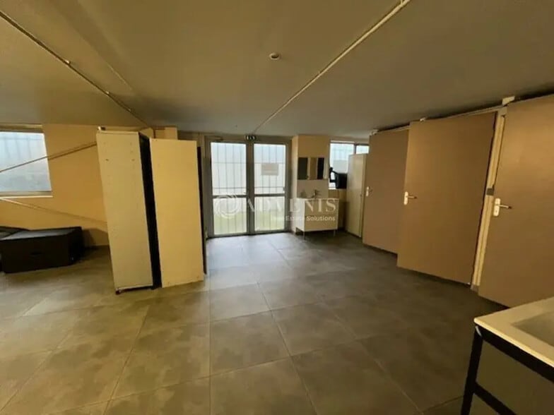 Flex in Ecquevilly for lease - Interior Photo - Image 3 of 12