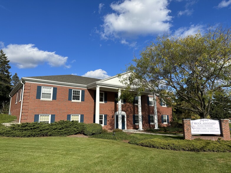 2050 W Good Hope Rd, Glendale, WI for lease - Primary Photo - Image 1 of 2