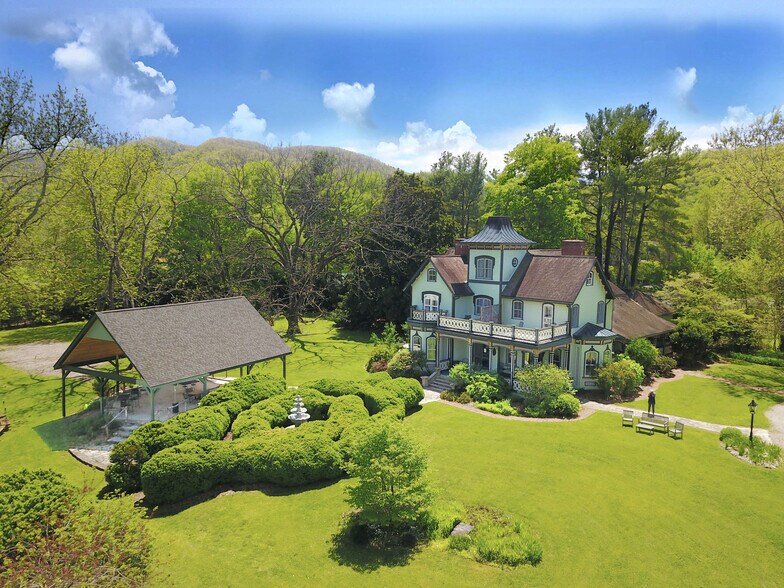 204 Lawson St, Hot Springs, NC à vendre - Photo du bâtiment - Image 3 de 47