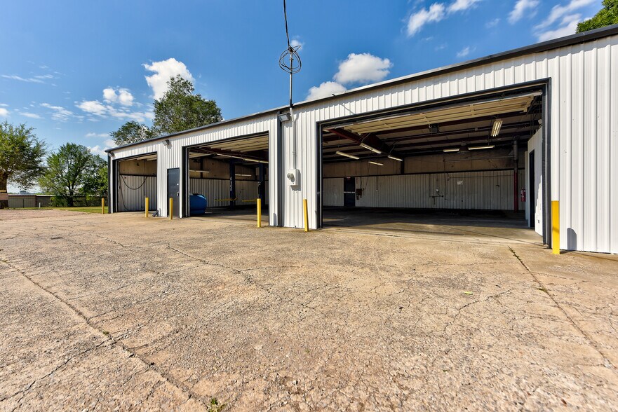 704 E Main St, Moore, OK à vendre - Photo du bâtiment - Image 2 de 14