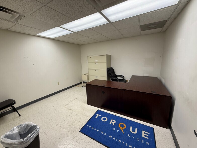 10110 E 46th Pl, Tulsa, OK for lease - Building Photo - Image 3 of 15