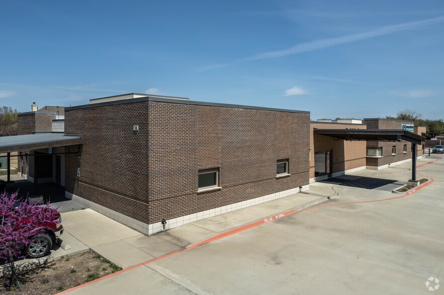 801 E Debbie Ln, Mansfield, TX for lease - Primary Photo - Image 2 of 22