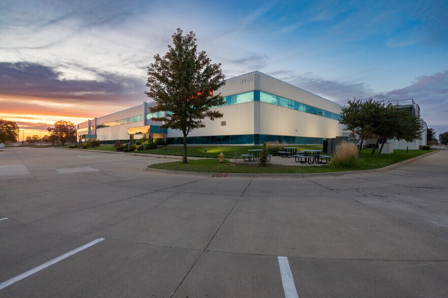4300 Westown Pky, West Des Moines, IA à louer - Photo du bâtiment - Image 3 de 3